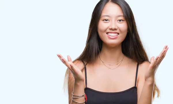 Jonge Aziatische Vrouw Geïsoleerde Achtergrond Vieren Gek Verbaasd Voor Succes — Stockfoto