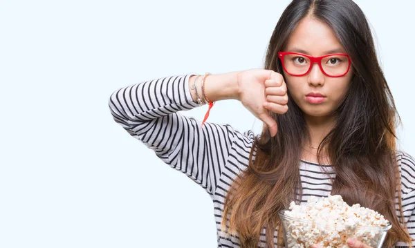 Jonge Aziatische Vrouw Popcorn Eten Geïsoleerde Achtergrond Met Een Boos — Stockfoto