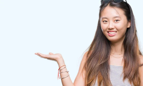 Young Asian Woman Wearing Sunglasses Isolated Background Smiling Cheerful Presenting — Stock Photo, Image