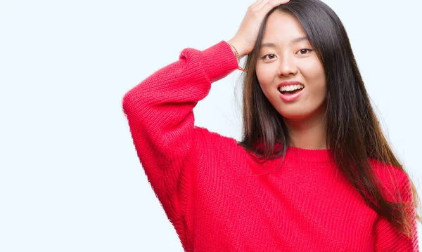 孤立した背景の間違い 頭の上の手に驚いて上若いアジア女性着て冬のセーターは エラーを覚えています 忘れてしまった 悪い記憶の概念 — ストック写真