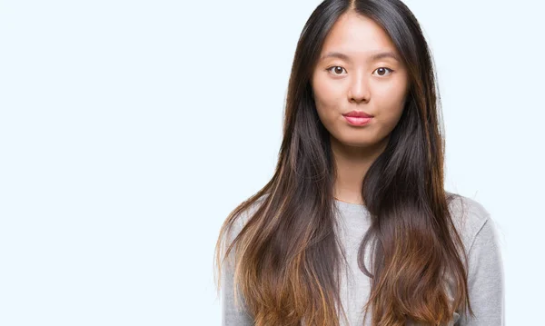 Ung Asiatisk Kvinna Över Isolerade Bakgrund Med Allvarliga Uttryck Ansiktet — Stockfoto