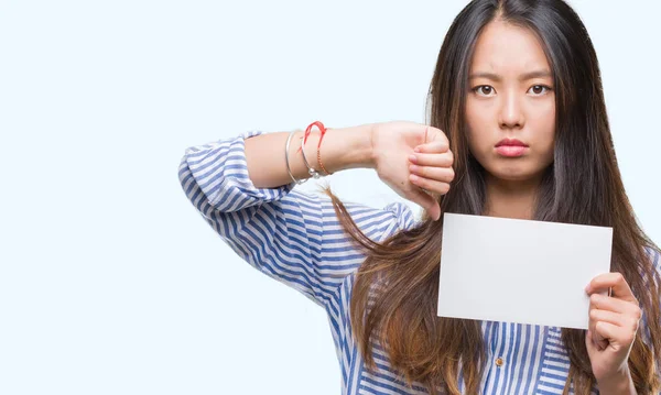 Joven Asiática Sosteniendo Tarjeta Blanco Sobre Fondo Aislado Con Cara — Foto de Stock