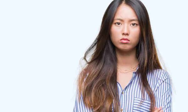 懐疑的な孤立した背景と組んだ腕で顔の神経 不賛成式若いアジア女性 否定的な人 — ストック写真