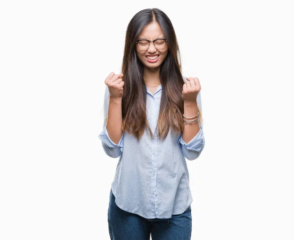 Молодая Азиатская Деловая Женщина Очках Изолированном Фоне Взволнованная Успехом Поднятыми — стоковое фото
