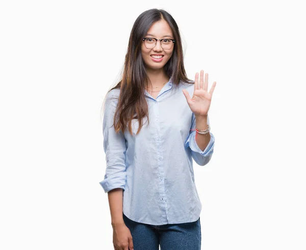 年轻的亚洲商业妇女戴着眼镜在孤立的背景显示和指向手指五 而微笑着自信和快乐 — 图库照片