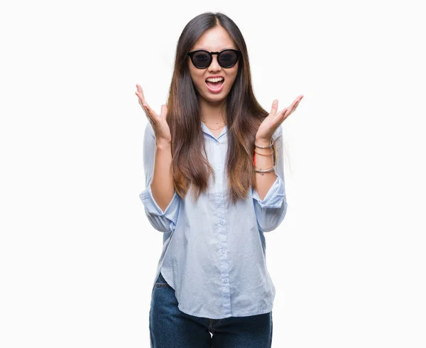 Mujer Asiática Joven Con Gafas Sol Sobre Fondo Aislado Celebrando — Foto de Stock