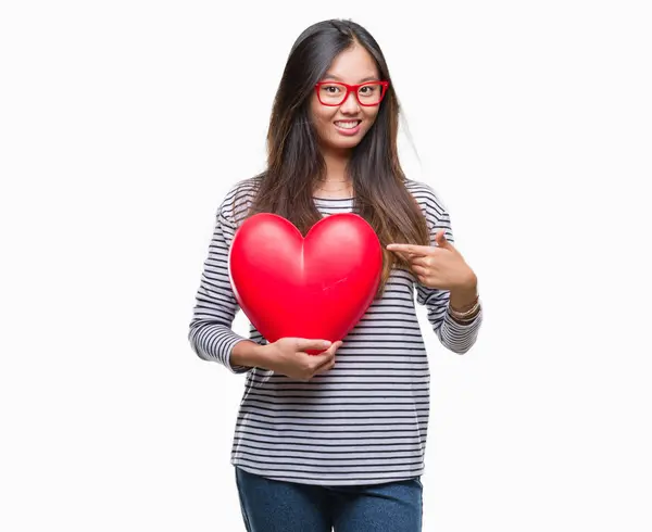 Молодая Азиатская Женщина Любви Держа Читать Сердце Изолированном Фоне Счастлив — стоковое фото