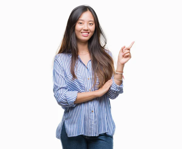 Молодая Азиатская Женщина Изолированном Фоне Большой Улыбкой Лице Указывая Рукой — стоковое фото