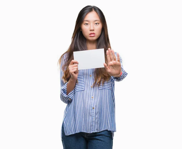 Jovem Mulher Asiática Segurando Cartão Branco Sobre Fundo Isolado Com — Fotografia de Stock