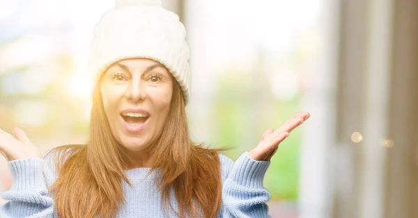 Mujer Mediana Edad Con Gorra Invierno Lana Feliz Sorprendido Animando — Foto de Stock