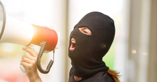 Mulher Terrorista Assaltante Usando Máscara Esqui Balaclava Comunica Gritando Alto — Fotografia de Stock