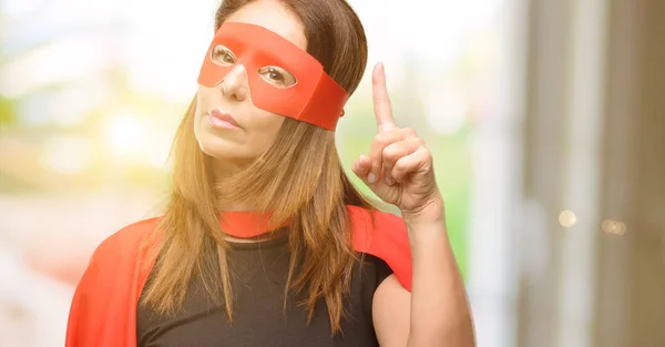 Mulher Super Herói Meia Idade Usando Máscara Vermelha Capa Feliz — Fotografia de Stock