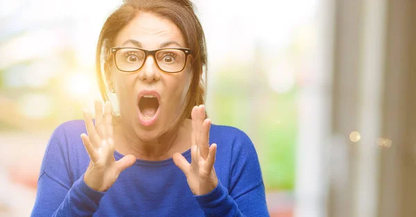 Mujer Mediana Edad Con Suéter Lana Gafas Estresante Mantener Las —  Fotos de Stock