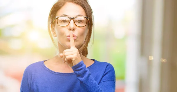 Mujer Mediana Edad Con Suéter Lana Gafas Con Dedo Índice —  Fotos de Stock