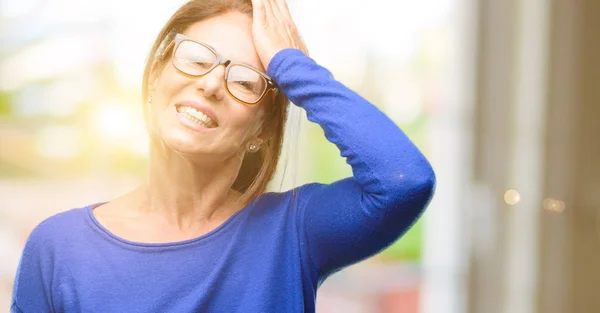 Średnim Wieku Kobieta Sobie Sweter Wełniany Okulary Przerażony Nerwowy Wyrażając — Zdjęcie stockowe