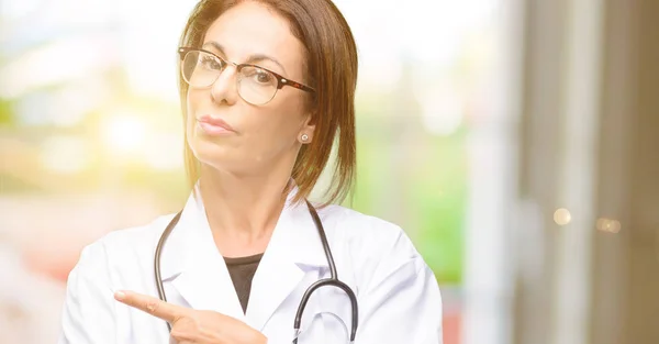 Doktor Kadın Tıbbi Profesyonel Uzak Yan Parmak Ile Işaret — Stok fotoğraf