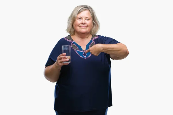 Senior Size Donna Caucasica Bere Bicchiere Acqua Sfondo Isolato Con — Foto Stock
