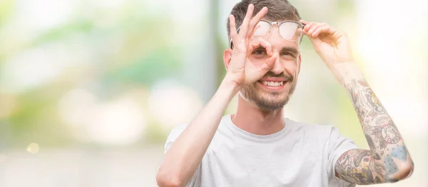 Junge Tätowierte Erwachsene Mann Tut Geste Mit Der Hand Lächelnd — Stockfoto