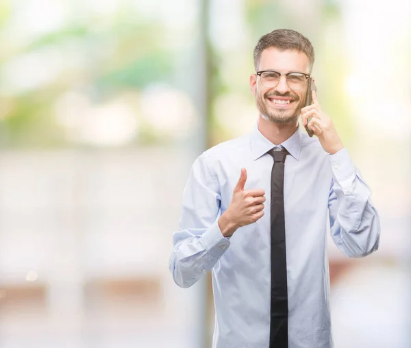 Joven Hombre Adulto Negocios Hablando Por Teléfono Feliz Con Una —  Fotos de Stock