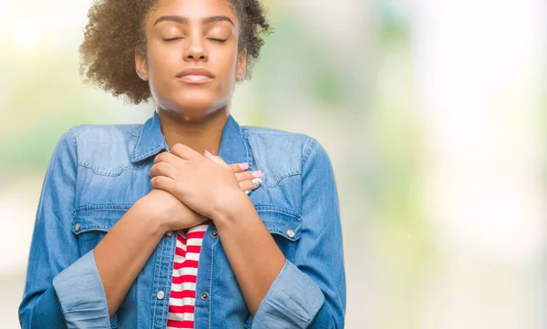 Junge Afroamerikanerin Mit Isoliertem Hintergrund Die Hände Auf Der Brust — Stockfoto