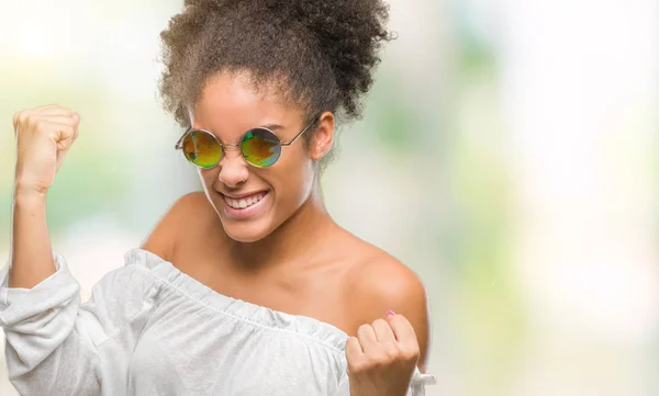 Mujer Afroamericana Joven Con Gafas Sol Sobre Fondo Aislado Muy — Foto de Stock