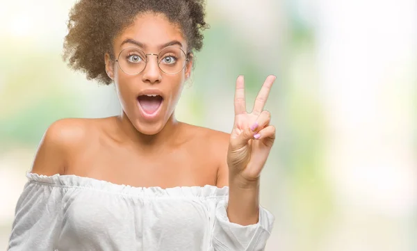 Giovane Donna Afro Americana Indossa Occhiali Sfondo Isolato Sorridente Con — Foto Stock