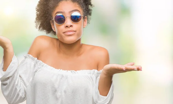 Jonge Afro Amerikaanse Vrouw Zonnebril Dragen Geïsoleerde Achtergrond Clueless Verward — Stockfoto