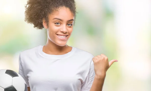 Joven Hermosa Afroamericana Sosteniendo Pelota Fútbol Sobre Fondo Aislado Señalando —  Fotos de Stock