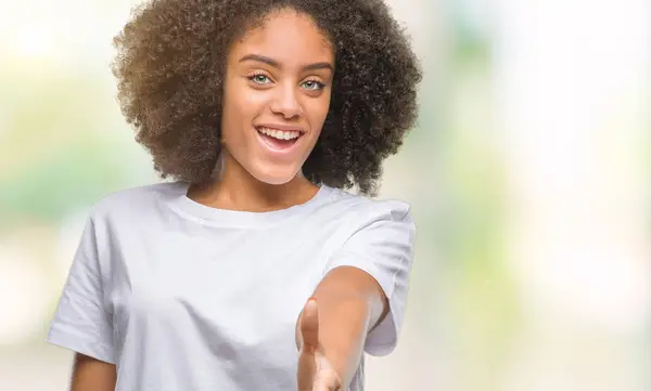 Joven Mujer Afroamericana Sobre Fondo Aislado Sonriente Amistoso Ofreciendo Apretón — Foto de Stock