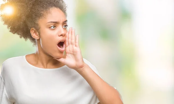 Młody Afro American Kobieta Białym Tle Krzycząc Krzycząc Głośno Bok — Zdjęcie stockowe