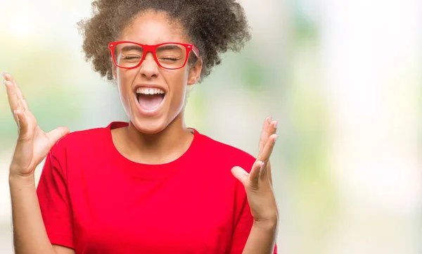 Mujer Afroamericana Joven Con Gafas Sobre Fondo Aislado Celebrando Loco — Foto de Stock