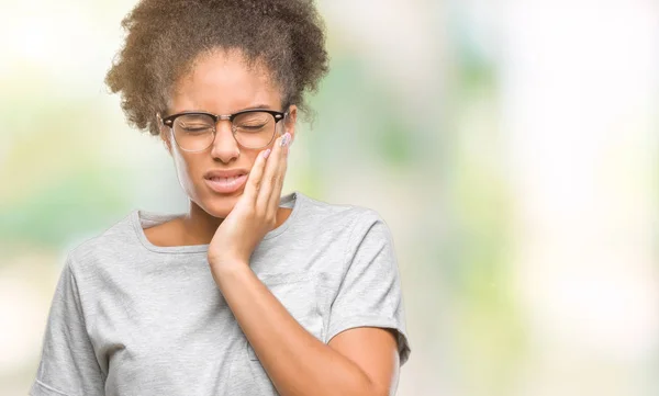 Mujer Afroamericana Joven Con Gafas Sobre Fondo Aislado Tocando Boca — Foto de Stock