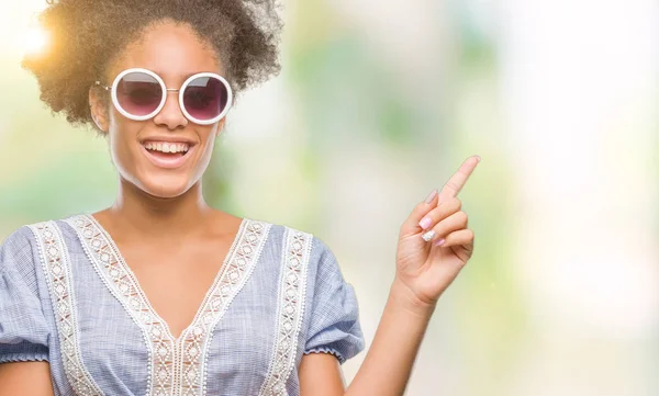 Mujer Afroamericana Joven Con Gafas Sobre Fondo Aislado Con Una — Foto de Stock