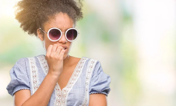 Jonge Afro Amerikaanse Vrouw Bril Geïsoleerde Achtergrond Zoek Gestresst Nerveus — Stockfoto