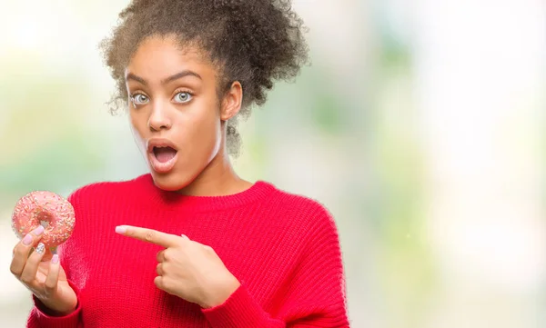 Joven Mujer Afroamericana Comiendo Donut Sobre Fondo Aislado Muy Feliz — Foto de Stock