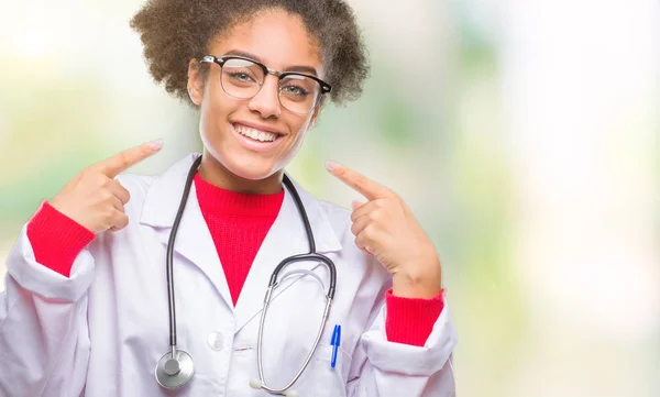 Junge Afroamerikanische Ärztin Mit Isoliertem Hintergrund Die Selbstbewusst Lächelt Und — Stockfoto