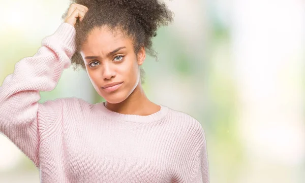 年轻的美国黑人妇女穿着冬季毛衣在孤立的背景混淆和怀疑的问题 疑惑不定 用手在头上思考 沉思概念 — 图库照片