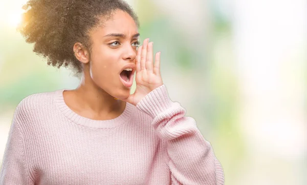 Jonge Afro Amerikaanse Vrouw Winter Trui Dragen Geïsoleerde Achtergrond Schreeuwen — Stockfoto