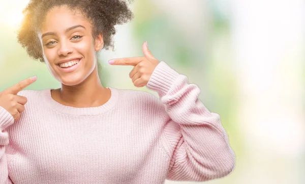 Jonge Afro Amerikaanse Vrouw Winter Trui Dragen Geïsoleerde Achtergrond Glimlachend — Stockfoto