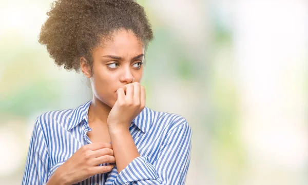 年轻的美国黑人妇女在孤立的背景看起来紧张和紧张用手在嘴咬指甲 焦虑问题 — 图库照片