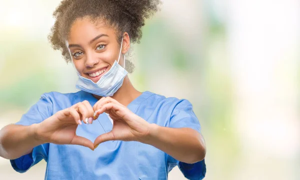 Joven Mujer Médica Afroamericana Sobre Fondo Aislado Sonriendo Amor Mostrando —  Fotos de Stock