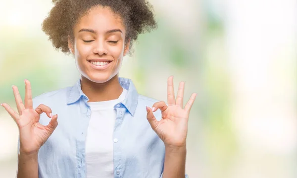 Unga Afro Amerikansk Kvinna Över Isolerade Bakgrund Koppla Och Ler — Stockfoto