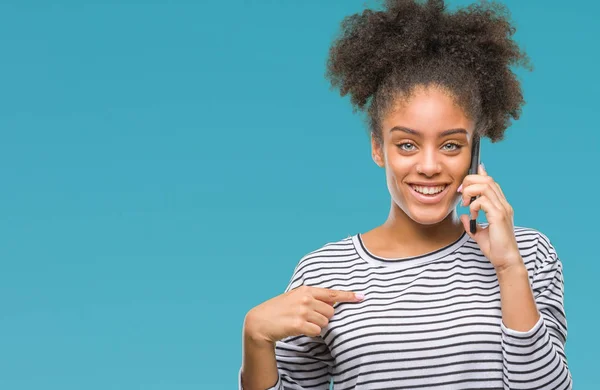 Jeune Femme Afro Américaine Parlant Téléphone Sur Fond Isolé Avec — Photo