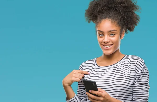 Jeune Afro Américaine Femme Textos Aide Smartphone Sur Fond Isolé — Photo