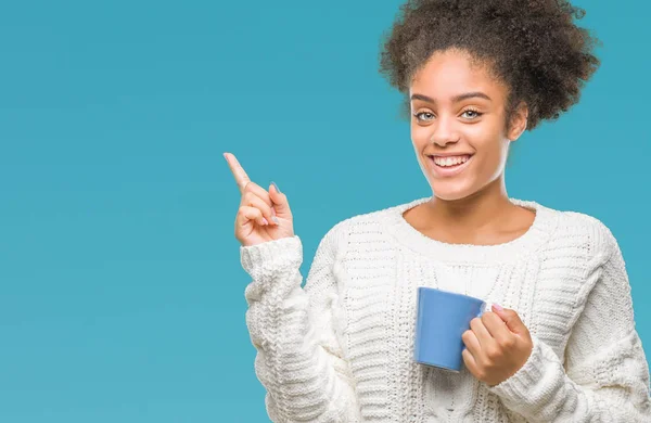 Jovem Afro Americana Driking Xícara Café Sobre Fundo Isolado Muito — Fotografia de Stock