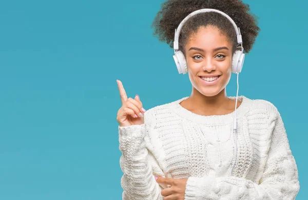 Jovem Afro Americana Usando Fones Ouvido Sobre Fundo Isolado Muito — Fotografia de Stock