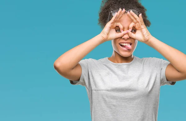 Mladá Afro Americký Žena Nosí Brýle Izolované Pozadí Dělá Gesto — Stock fotografie