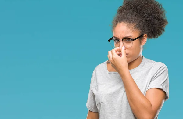 Jovem Afro Americana Vestindo Óculos Sobre Fundo Isolado Cheirando Algo — Fotografia de Stock