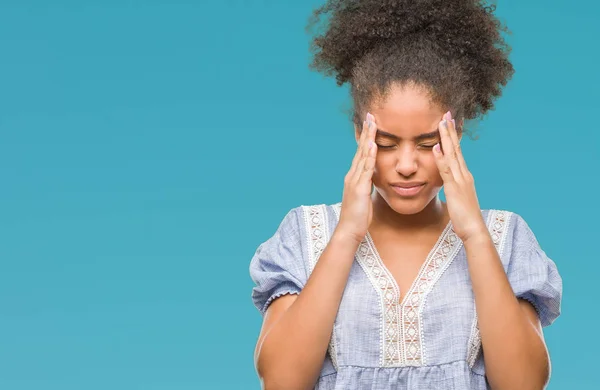 Mujer Afroamericana Joven Sobre Fondo Aislado Con Mano Cabeza Para — Foto de Stock