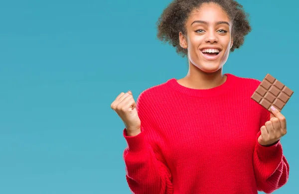 Junge Afroamerikanerin Isst Schokoriegel Vor Isoliertem Hintergrund Schreit Stolz Und — Stockfoto